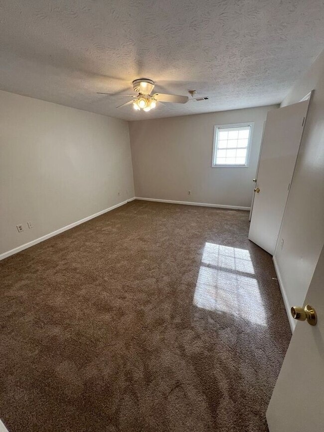 Building Photo - Beautiful 2 bedroom 2 bathroom ranch duplex Now Ready!