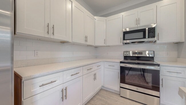 Building Photo - End unit!  Washer/Dryer Included! Beautiful 3 Bedroom Townhome (larger floorpan) with Screened-In...