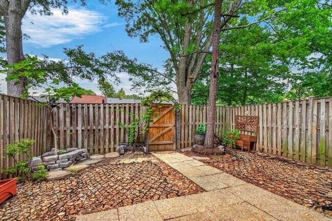 Building Photo - 8346 Stationhouse Ct