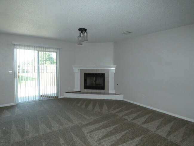 Building Photo - 833 Spring Ct