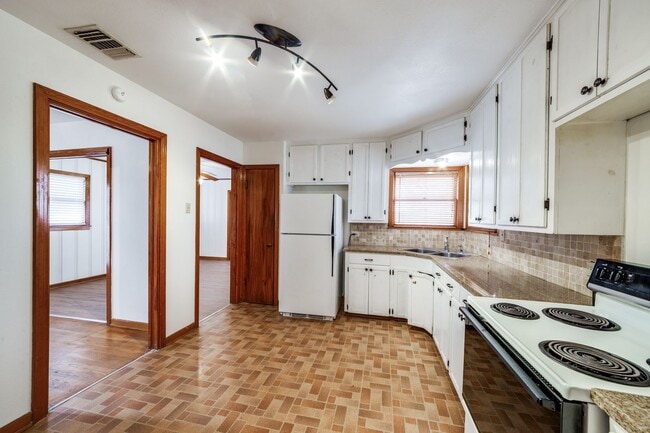 Building Photo - BEAUTIFUL MID-CENTURY HOME IN DELLVIEW