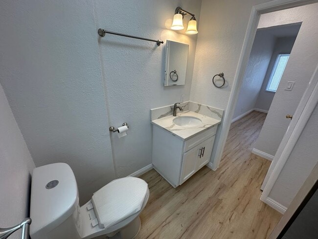 Building Photo - Fully Remodeled Ground-Level Studio Apartment with Modern Finishes