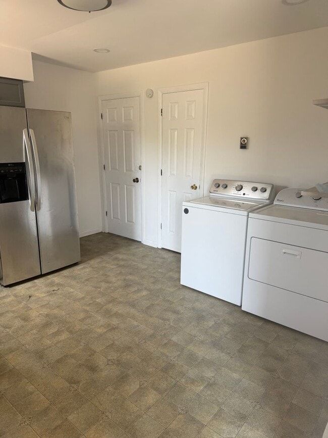 Building Photo - Spacious 4 Bedroom 2 1/2 bathroom Townhome