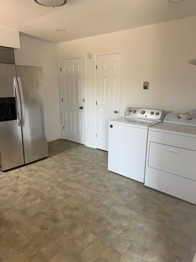 Building Photo - Spacious 4 Bedroom 2 1/2 bathroom Townhome With an ensuite located downstairs.