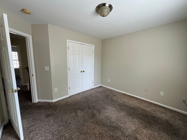 Building Photo - MOVE-IN READY! **Move-in Special** $250 of...