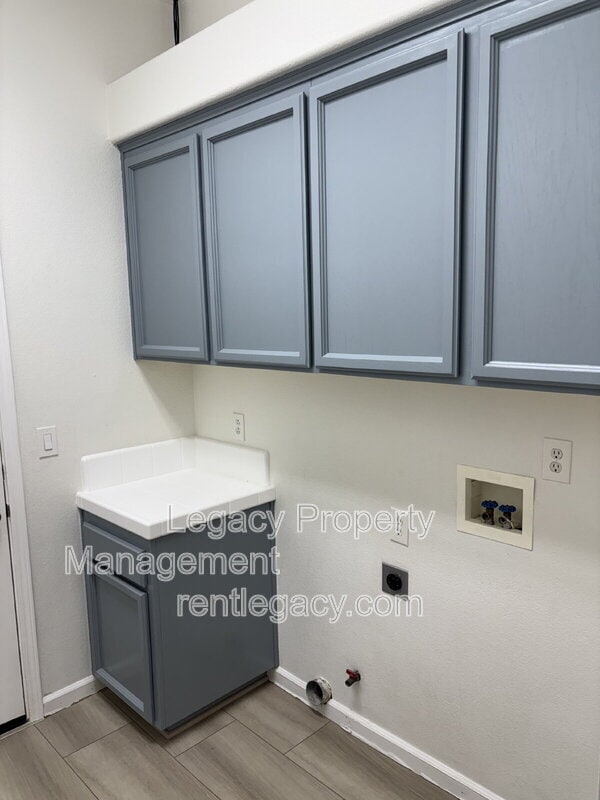 Building Photo - 3031 Daggett Dr