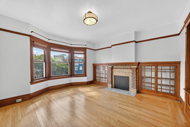 Building Photo - Charming Sunset Home with Hardwood Floors ...