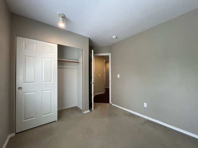 Building Photo - Beautiful 5BD/3BA Home with Soaking Tub, Island Kitchen & Attached 2-Car Garage