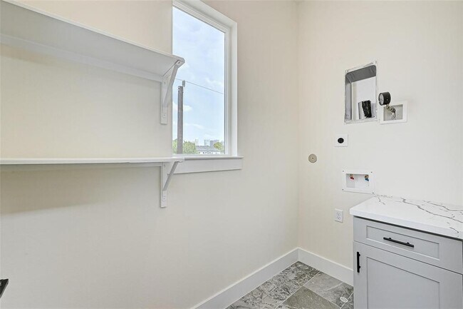 Building Photo - 2905 Nagle St