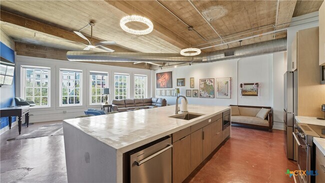 Building Photo - 222 Losoya St