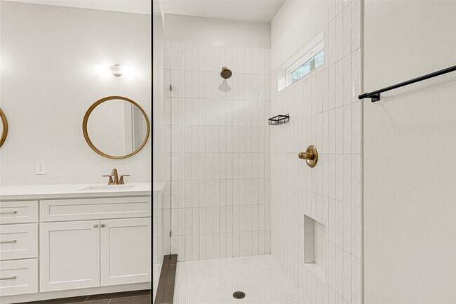 Building Photo - 1405 E 33rd St