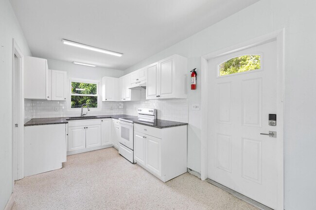 Building Photo - 5411 N Flagler Dr