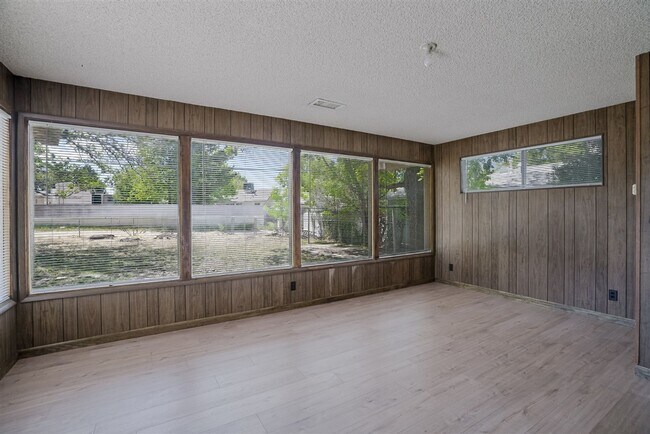 Building Photo - 3 bedroom,1.5 bath with 1 car garage close to schools, hospital and shopping!