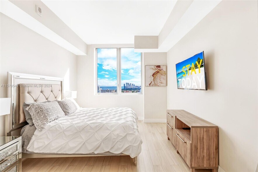 Building Photo - 2600 E Hallandale Beach Blvd