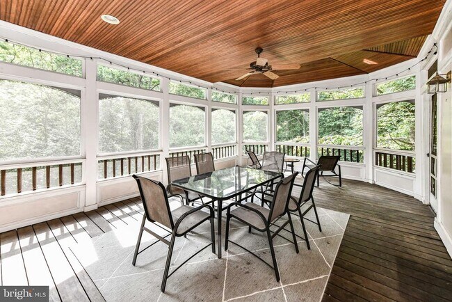 Building Photo - 2030 Spring Branch Dr