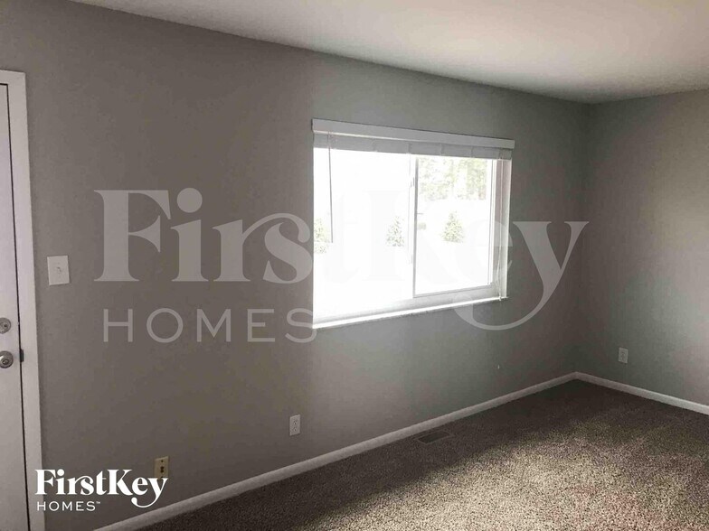 Building Photo - 1758 Hilltree Dr