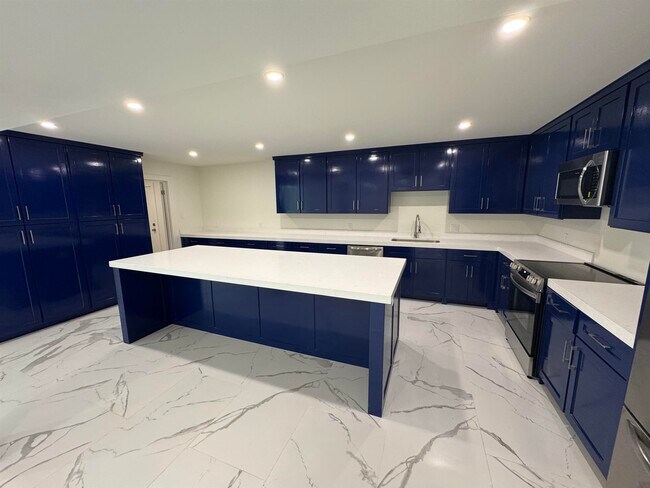 Building Photo - 13 Royale Cir