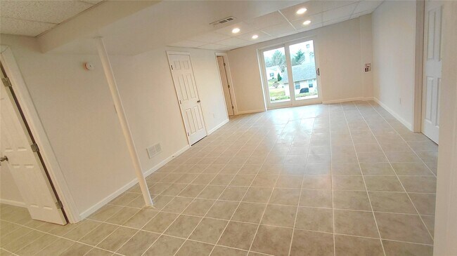 Building Photo - 331 Carriage Trail Ct