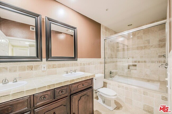 Building Photo - 937 12th St