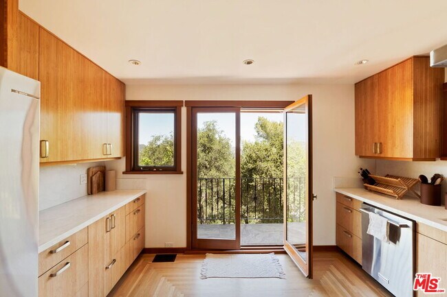 Building Photo - 21071 Waveview Dr