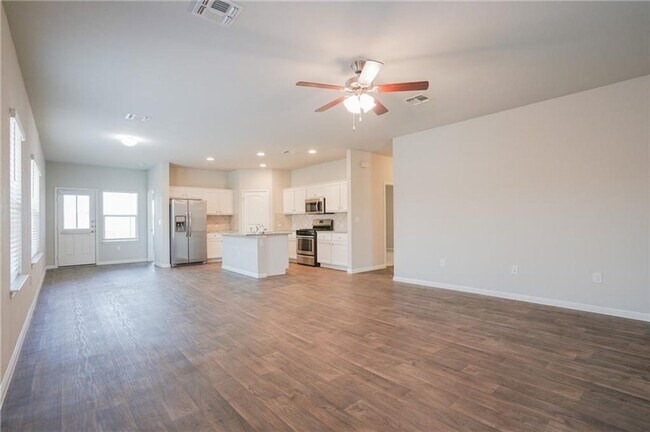 Building Photo - Beautiful and Spacious 4 BR / 3 BA Home fo...