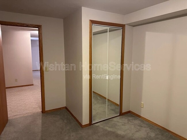 Building Photo - 948 Oakview Dr