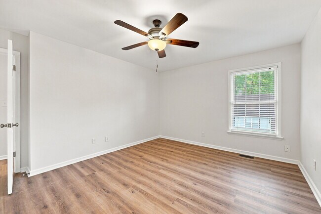 Building Photo - 126 Oakmont Dr