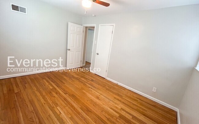 Building Photo - 3 Bed / 1 Bath / Vouchers Accepted / Available Now!