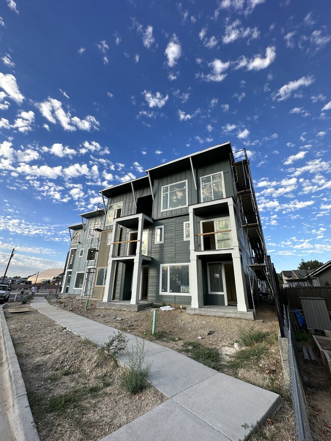 Building Photo - 522 E Heron Park St