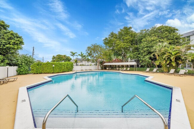 Building Photo - 118 Royal Pk Dr