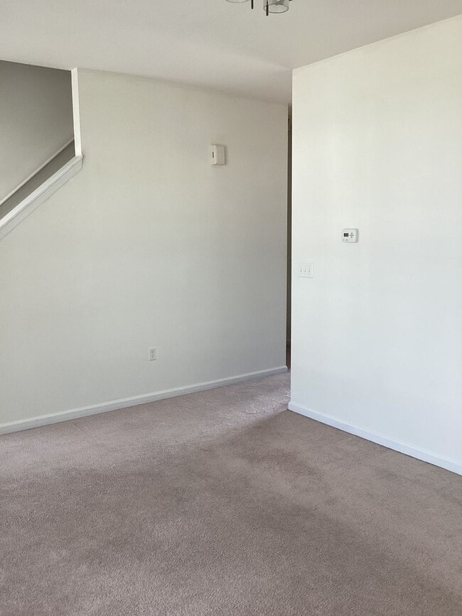 Building Photo - Bright 3 Bedroom, 2.5 Bath Townhome in Spring Grove Schools!!