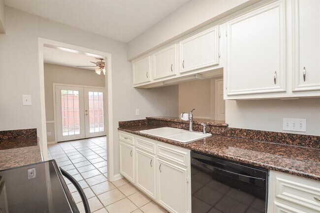 Building Photo - 940 Wycliffe Dr