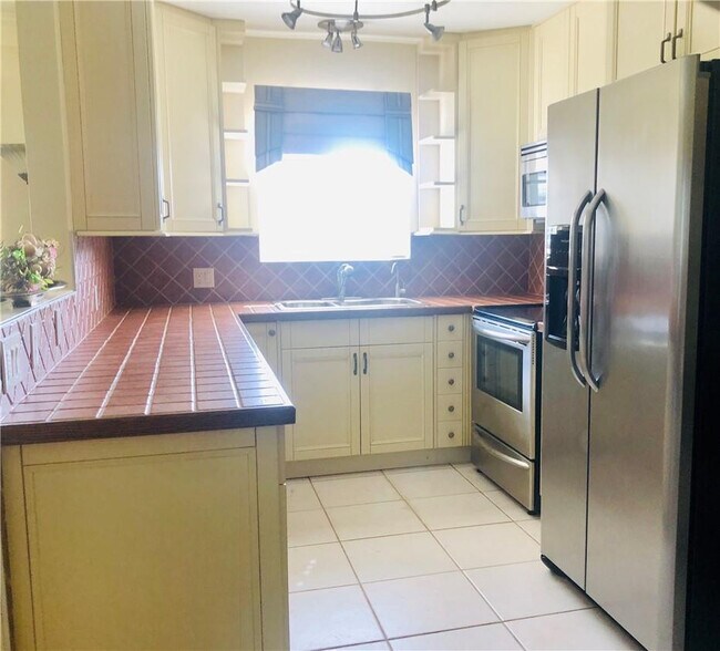 Building Photo - 137 Farnham F