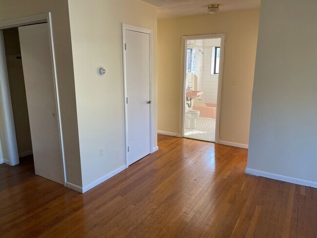 Building Photo - VERY  Spacious Sunny  2 bed Heat Hw parking Inc Close to train and 57/66 bus Heat HW I6. or 9.1
