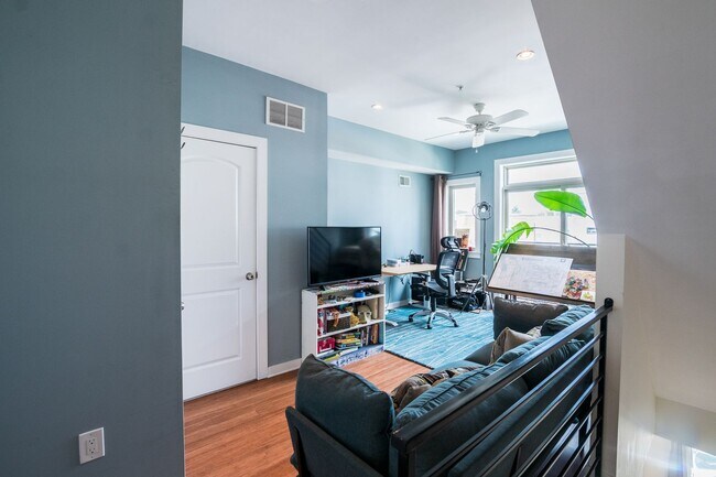 Building Photo - Gorgeous Fairmount One Bedroom Condo