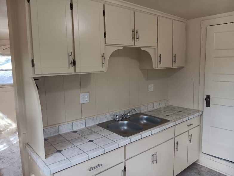 Building Photo - 112 E Nelson St