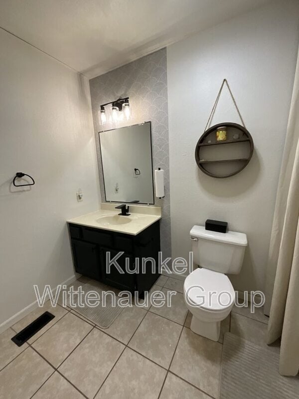 Building Photo - 1935 Chevy Dr