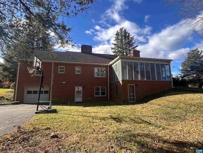 Building Photo - 214 Montvue Dr