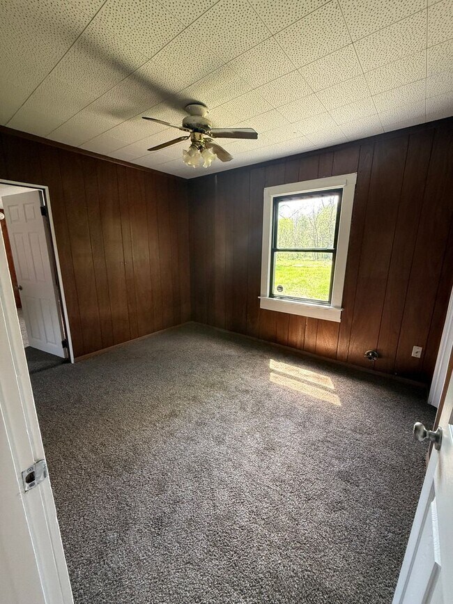 Building Photo - 2 Bed | 1 Bath | Bonus Spaces | Prime Location