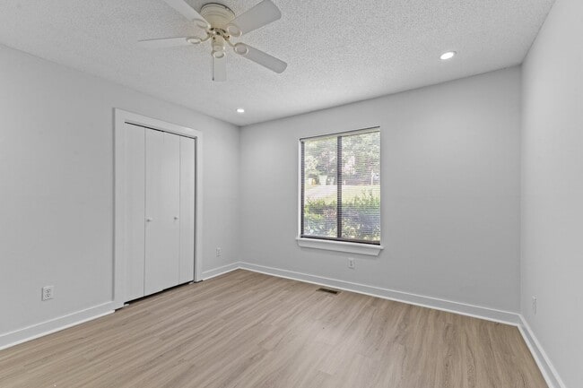 Building Photo - AVAILABLE NOW - Updated 2 Bedroom Duplex w...