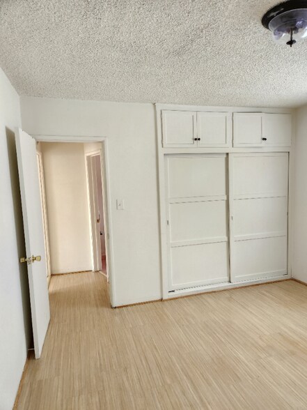 Building Photo - 1093 S Orange Dr