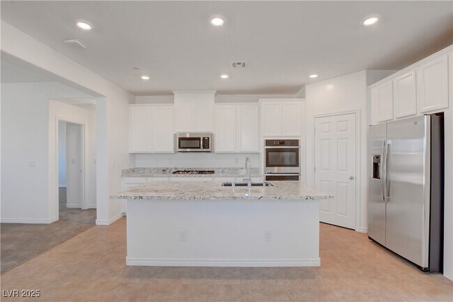 Building Photo - 882 Sycamore Falls St