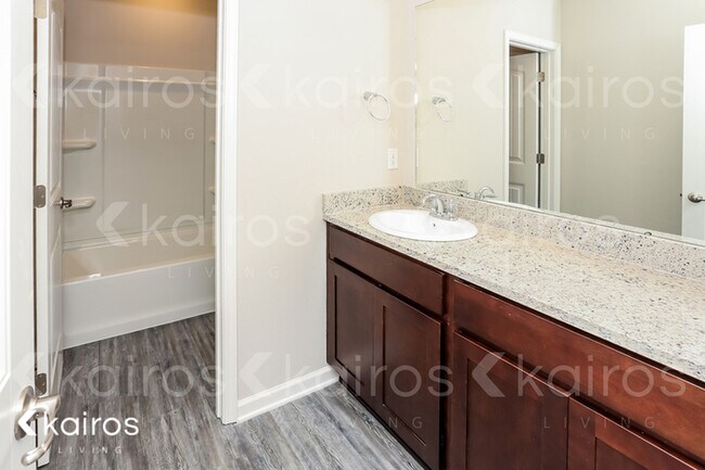 Building Photo - 6521 Tiger Pointe Dr.