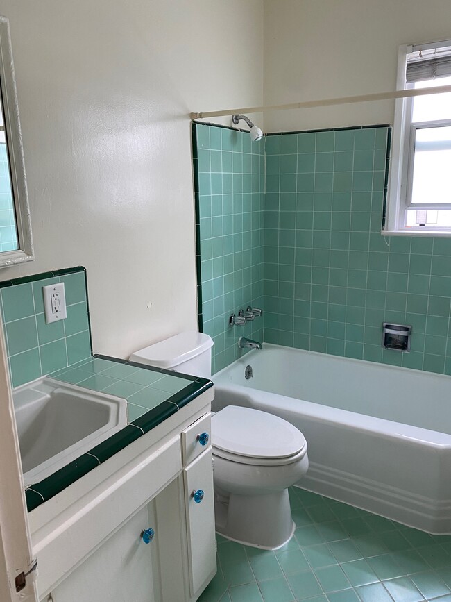 Adorable bath - 122 N Lamer St