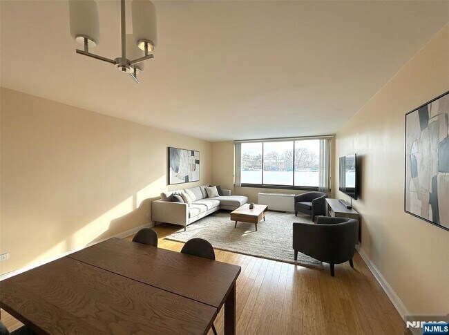 Building Photo - 770 Anderson Ave