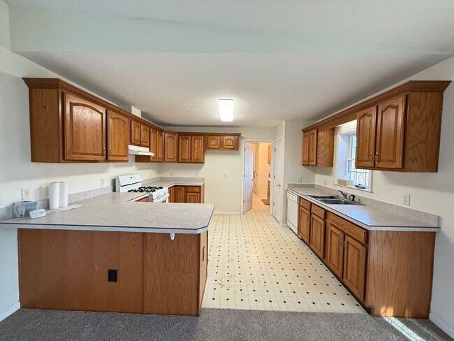 Building Photo - Spacious 3-Bedroom Home with Sunroom and Attached 2-Car Garage in Manchester, MI