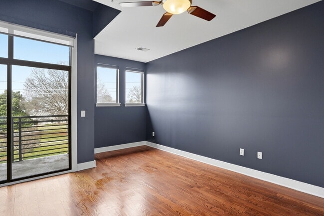 Building Photo - Modern Multi-Level 2BR Retreat with Garage Near Uptown Charlotte