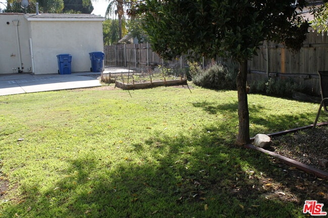 Building Photo - 4209 Sunset Dr