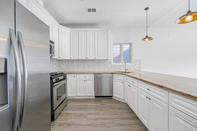 Building Photo - 62 Hutton St