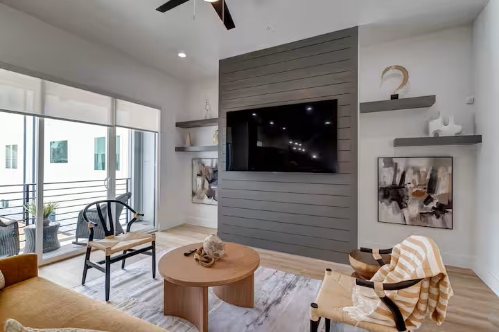 Building Photo - 3008 Delano St